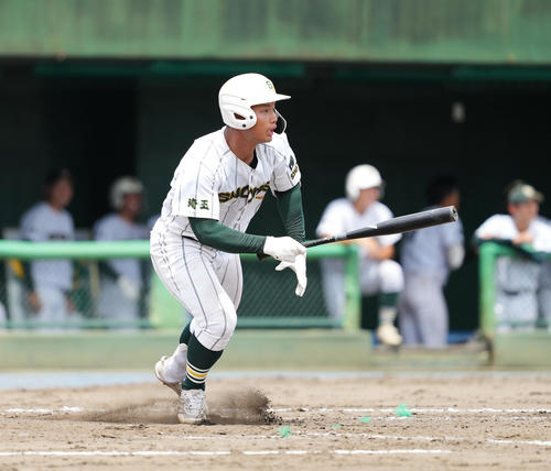 24年7月、埼玉大会決勝　右越えに三塁打を放つ昌平・桜井ユウヤ
