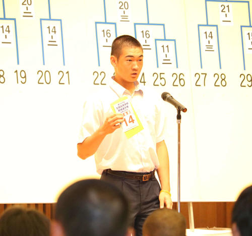 20日、抽選番号を発表する智弁和歌山・山田希主将