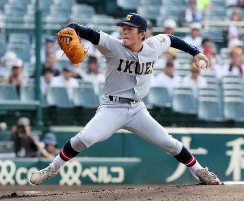 8月17日、沖縄尚学戦に先発する仙台育英・吉川