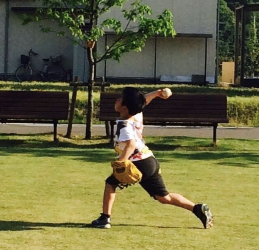 小学2年生　初めてグラブを買ってもらい、キャッチボール
