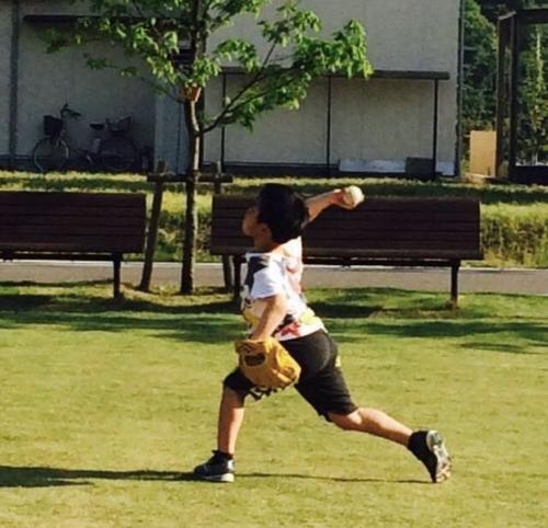 小学2年生　初めてグラブを買ってもらい、キャッチボール