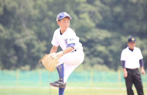 小学4年生　登板する横山。後ろの塁審は父直樹さん