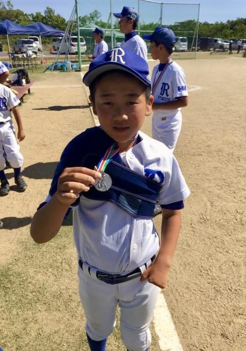 小学4年生　大会で銀メダル