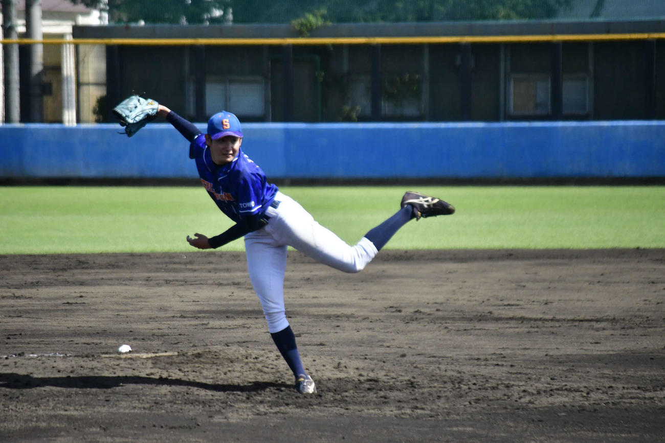試合形式のチーム練習に参加する鷺宮製作所・竹丸和幸投手