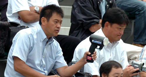 07年、スピードガンを手に高校野球を視察する、巨人の長谷川スカウト(左)と大森スカウト