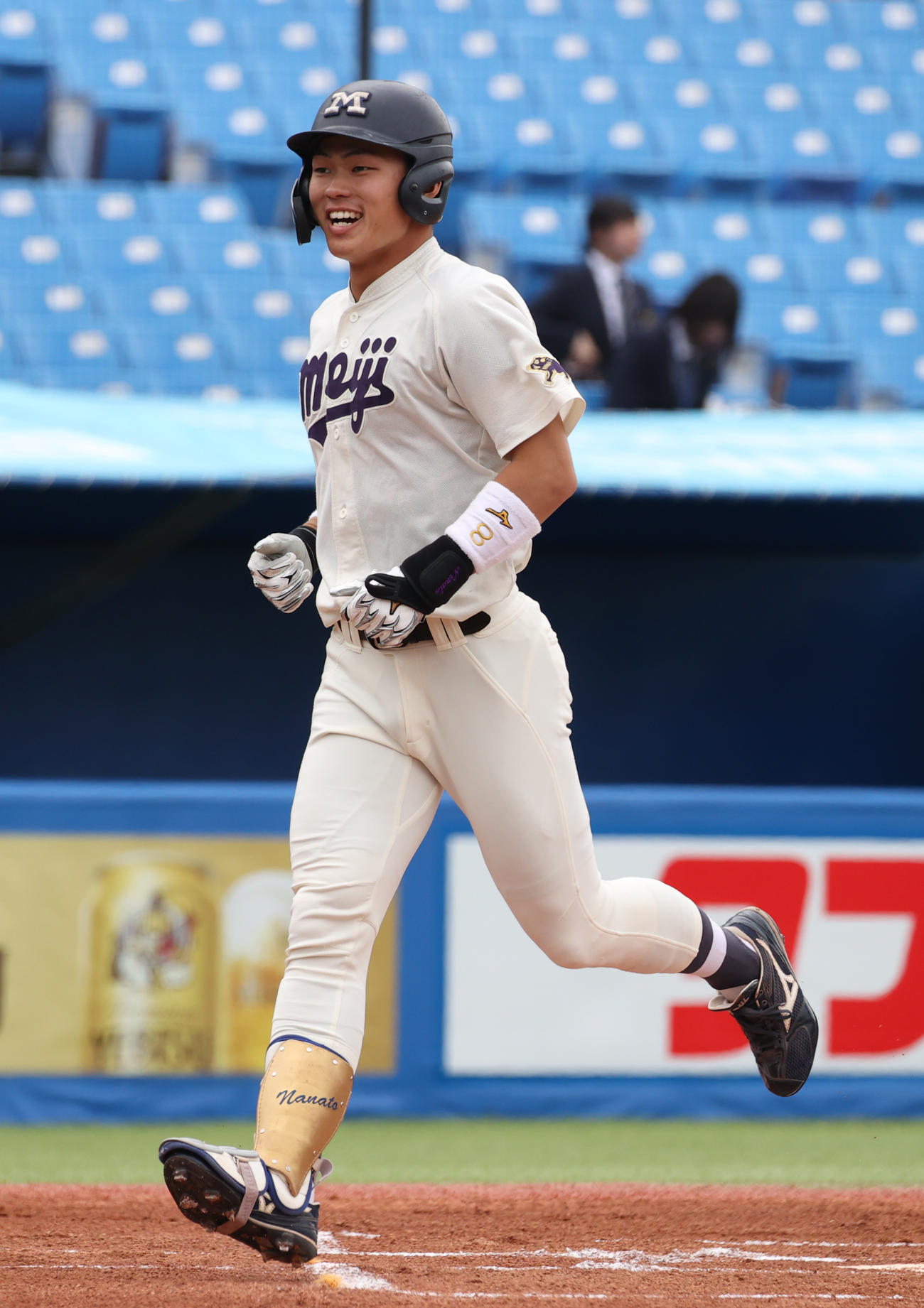 25年5月、明大対立大　中越え本塁打を放った明大・榊原七斗
