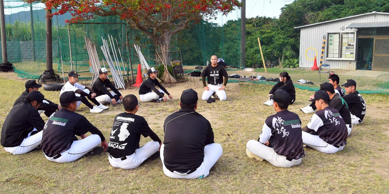 ミーティングをする徳之島高ナイン（撮影・山田愛斗）