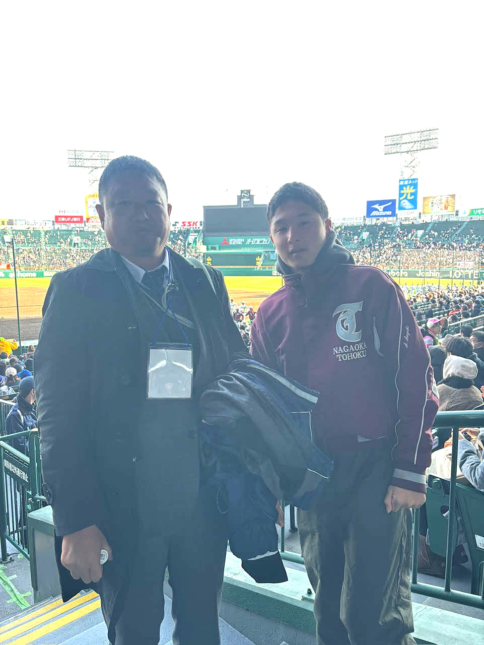 選抜開催中に甲子園を訪れた中学時代の鈴木（右）と父の春樹さん（家族提供）