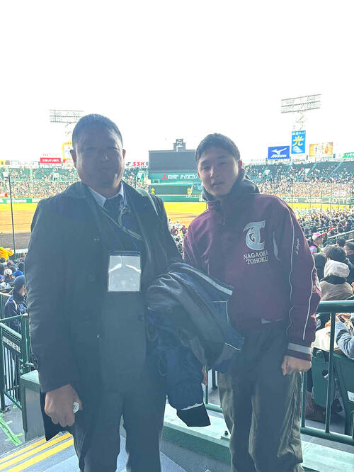選抜開催中に甲子園を訪れた中学時代の鈴木（右）と父の春樹さん（家族提供）