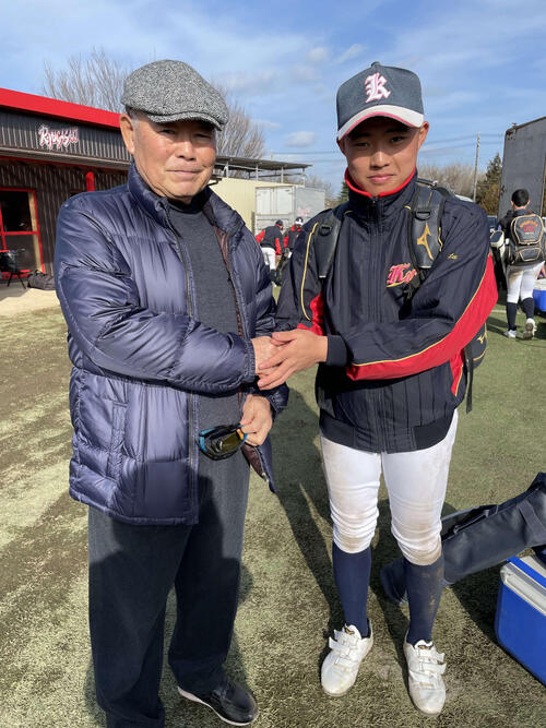 郡山シニア時代　祖父と握手をする佐野日大の盛汰
