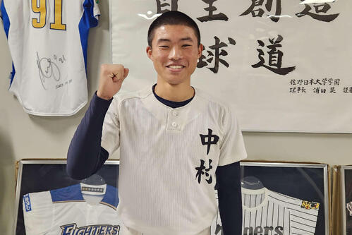 センバツ出場に向け、笑顔でガッツポーズを見せる佐野日大の主将・中村（撮影・保坂淑子）
