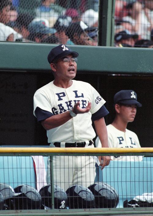 95年8月、第77回全国高校野球選手権大会　PL学園対城北　指示を送るPL学園・中村順司監督