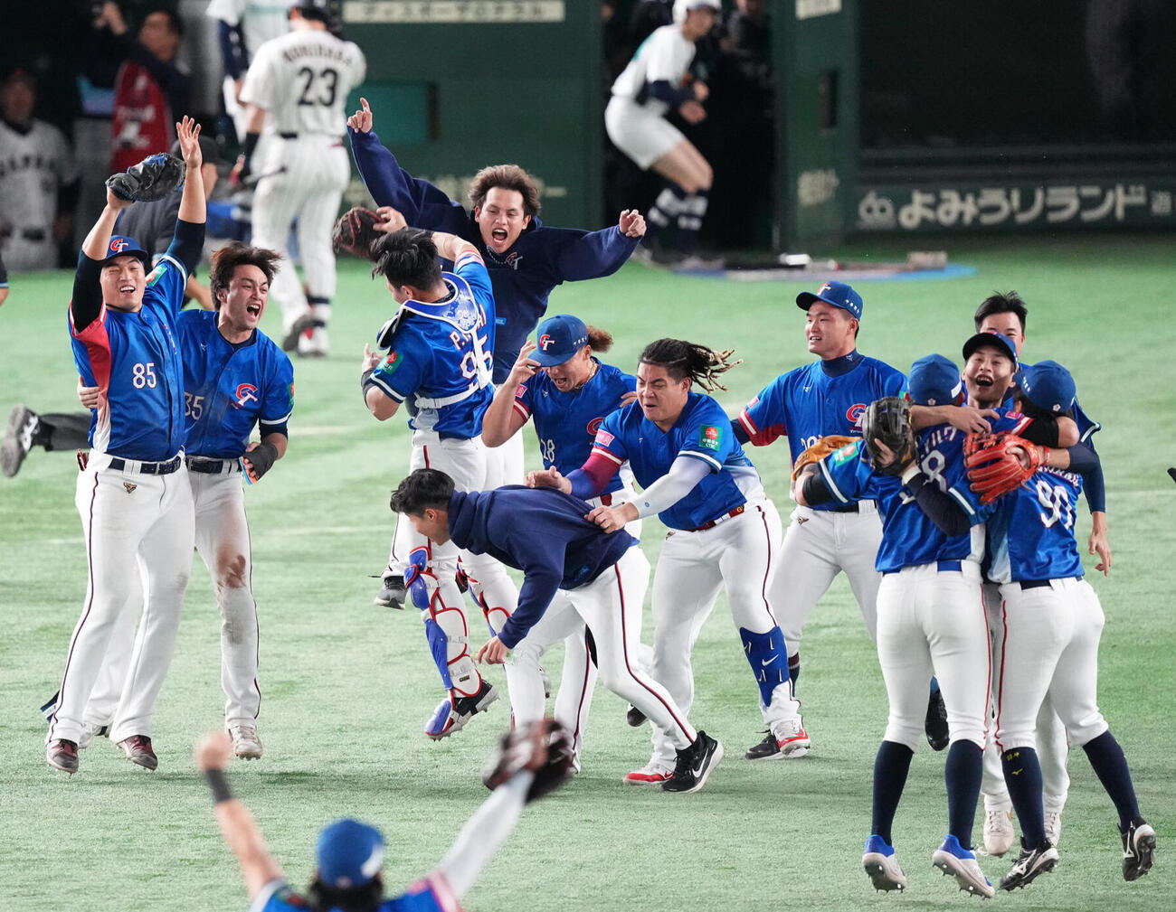 24年11月、プレミア12決勝で日本に勝利し優勝を決め歓喜する台湾ナイン