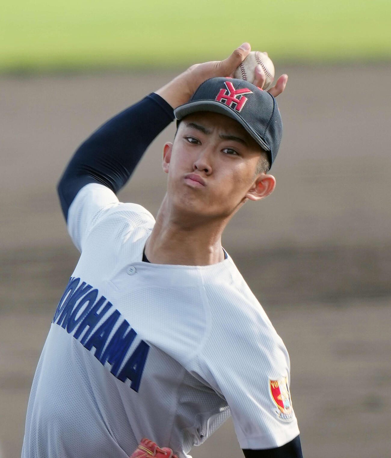 25年10月、専大松戸戦で力投する横浜・織田