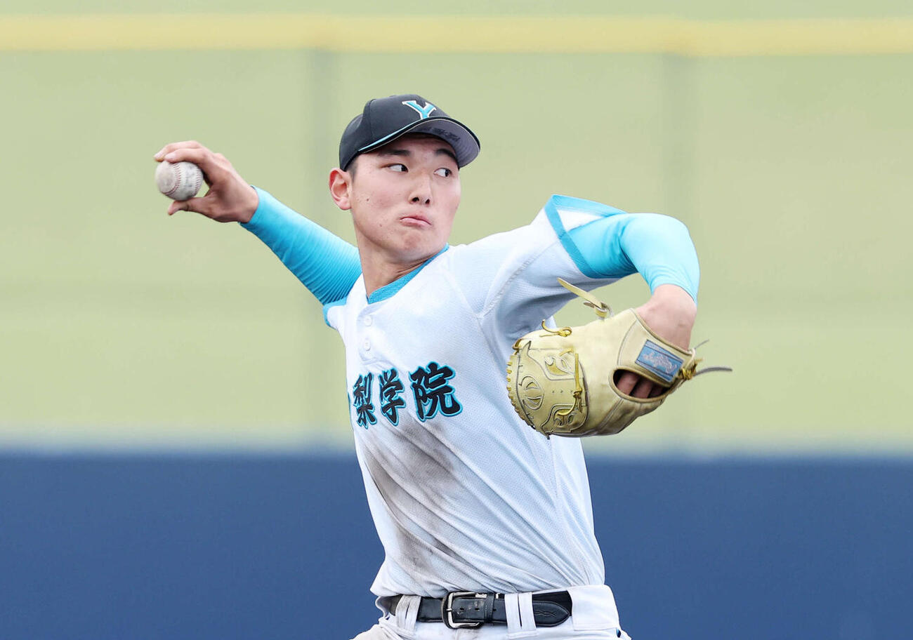 25年10月、花咲徳栄戦で力投する山梨学院・菰田