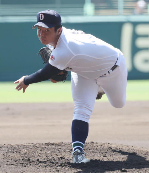 25年8月、甲子園で力投する沖縄尚学・末吉