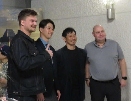 4月にチェコリーグのドラチ・ブルノに入団する前ロッテの荻野貴司（左から2番目）。左から2番目はコトラーシュカ・プラハに入団する前広島の宇草孔基