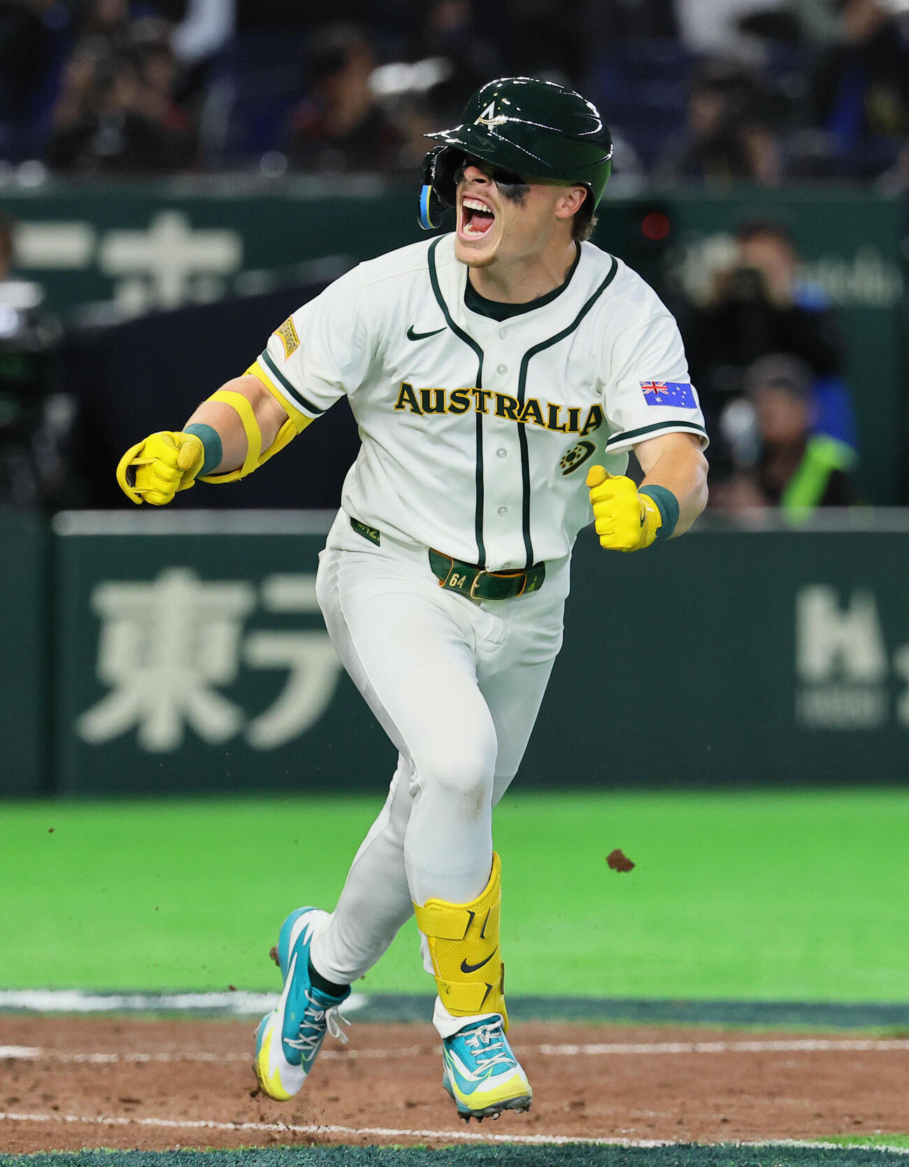 9日、オーストラリア対韓国　8回裏オーストラリア1死二塁、バザナは左前適時打を放ちガッツポーズをする