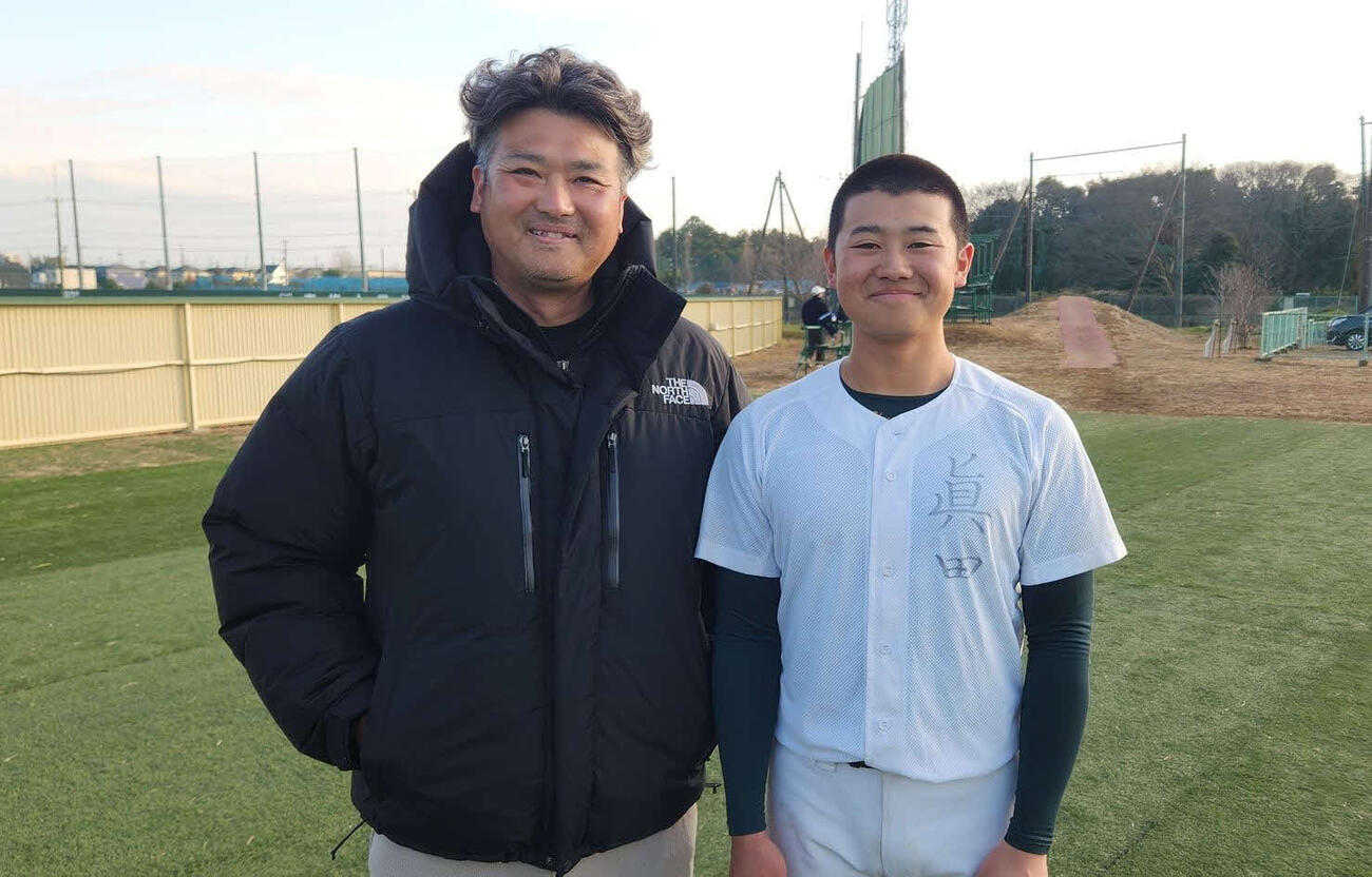 巨人真田裕貴スコアラー（左）はプロ野球がオフ期間の12、1月に、息子・陽向の練習見学のため頻繁に専大松戸グラウンドを訪問（撮影・保坂淑子）