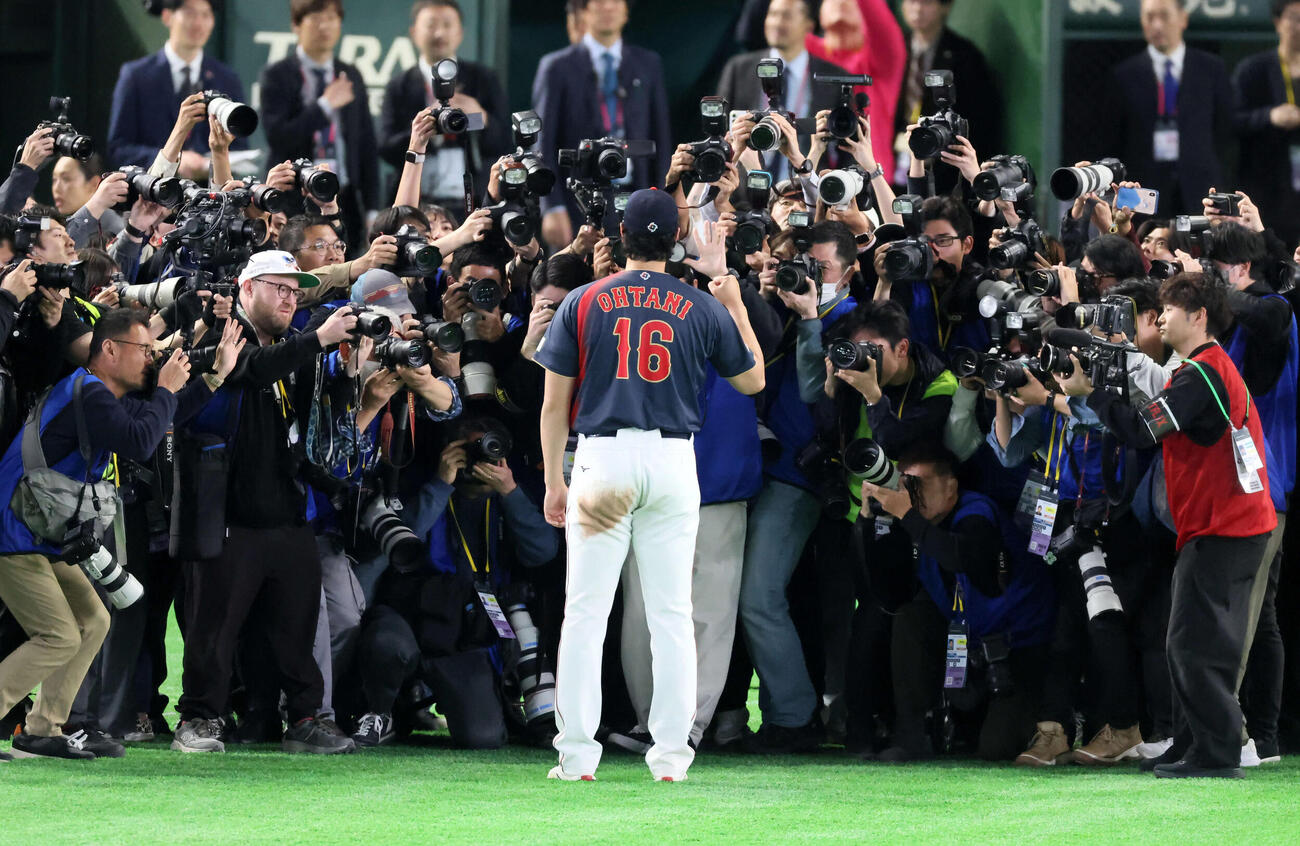 6日、台湾戦後に行われた大谷のヒーローインタビューで一斉にカメラを構える各国のメディア
