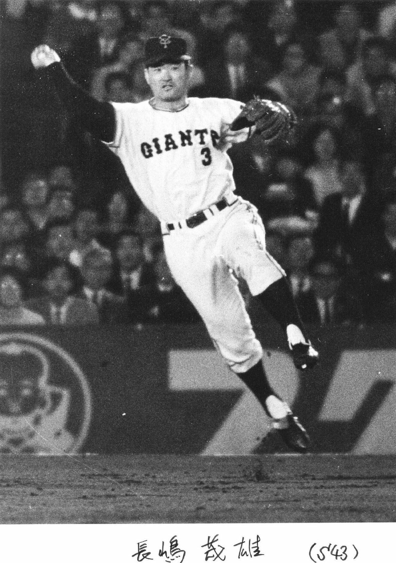 68年、三塁から一塁にジャンピングスローする巨人長嶋茂雄
