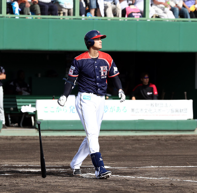 2017年7月26日、帯広の森球場でのロッテ戦で右越え本塁打を確信して歩き出す大谷翔平