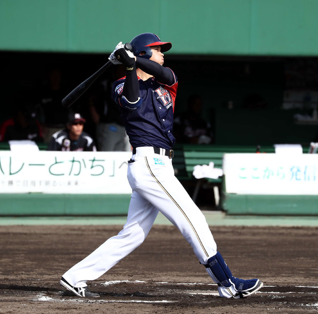 2017年7月26日、帯広の森球場でのロッテ戦で右越え本塁打を放つ大谷翔平