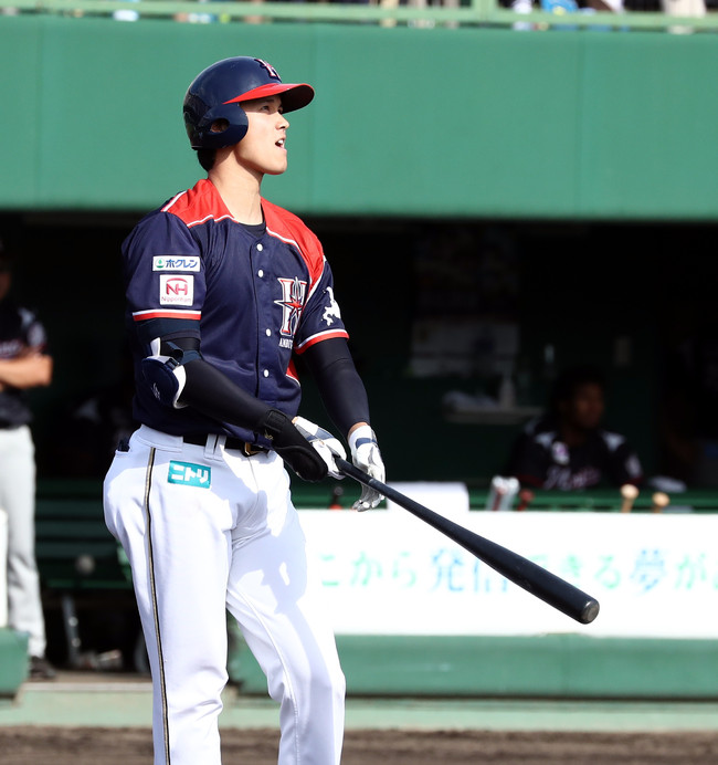 2017年7月26日、帯広の森球場でのロッテ戦で右越え本塁打を放った大谷翔平は打球の行方を追う