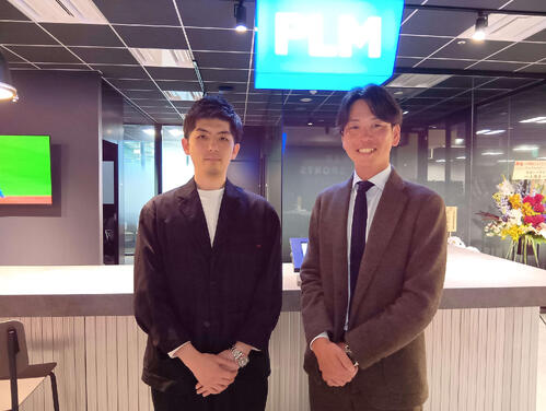 PLM執行役員でコーポレートビジネス統括本部長の園部健二さん（右）とコンテンツ事業部の辻彰徳部長
