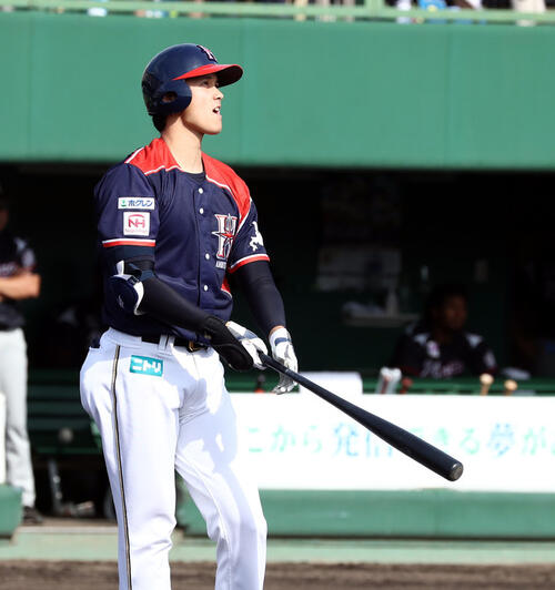 2017年7月26日、帯広の森球場でのロッテ戦で右越え本塁打を放った大谷翔平は打球の行方を追う