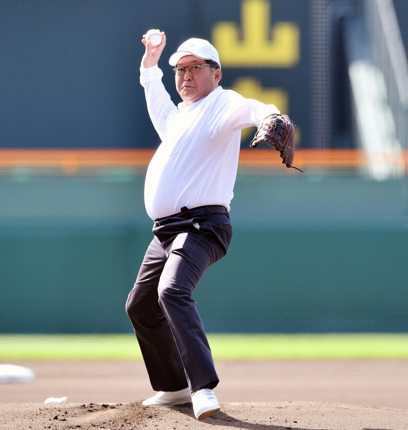 21年3月、第93回選抜高校野球大会　始球式で投球する萩生田光一文部科学大臣