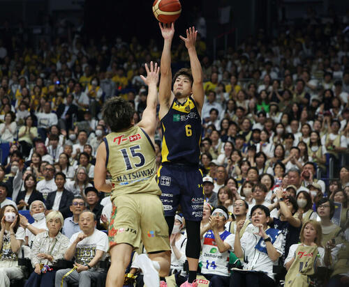 2025年5月、Bリーグ決勝で第4Qに逆転の3点シュートを放つ宇都宮の比江島慎