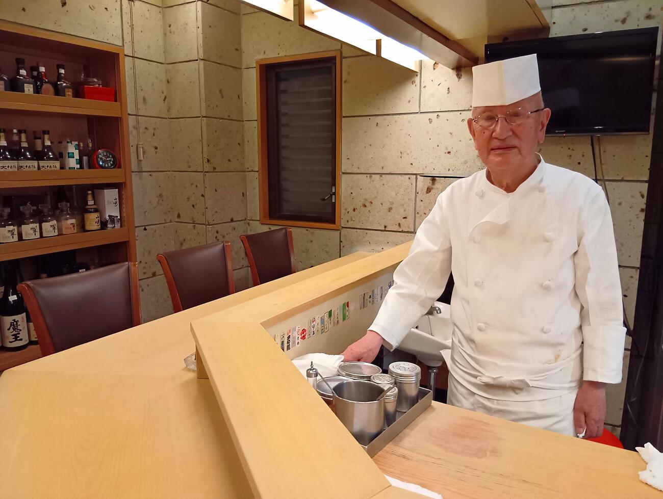 店主の高山正義さん。カウンター奥から2つめの席が長嶋さんの定位置だった（撮影・沢田啓太郎）