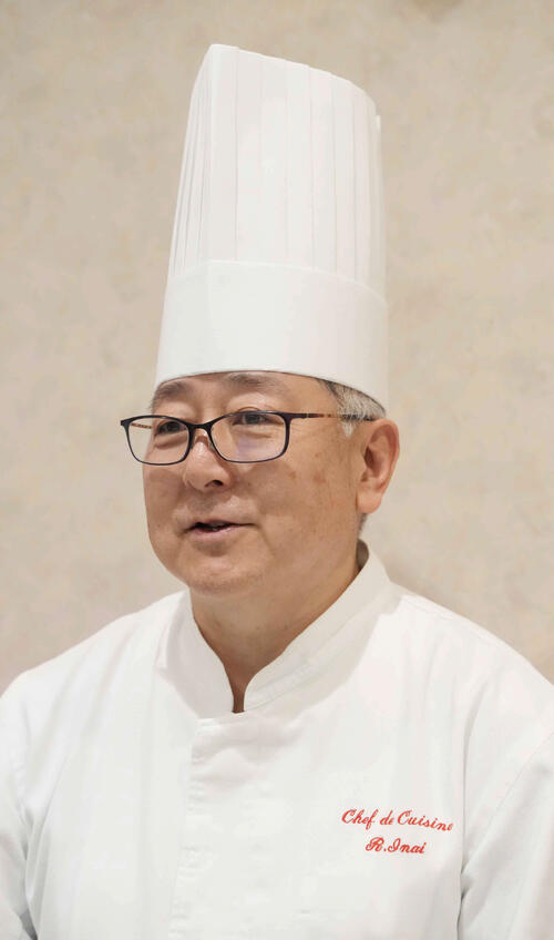 後楽園飯店名物「フカヒレの姿煮入り汁そば」を受け継ぐ料理長の稲飯龍典さん（撮影・小沢裕）