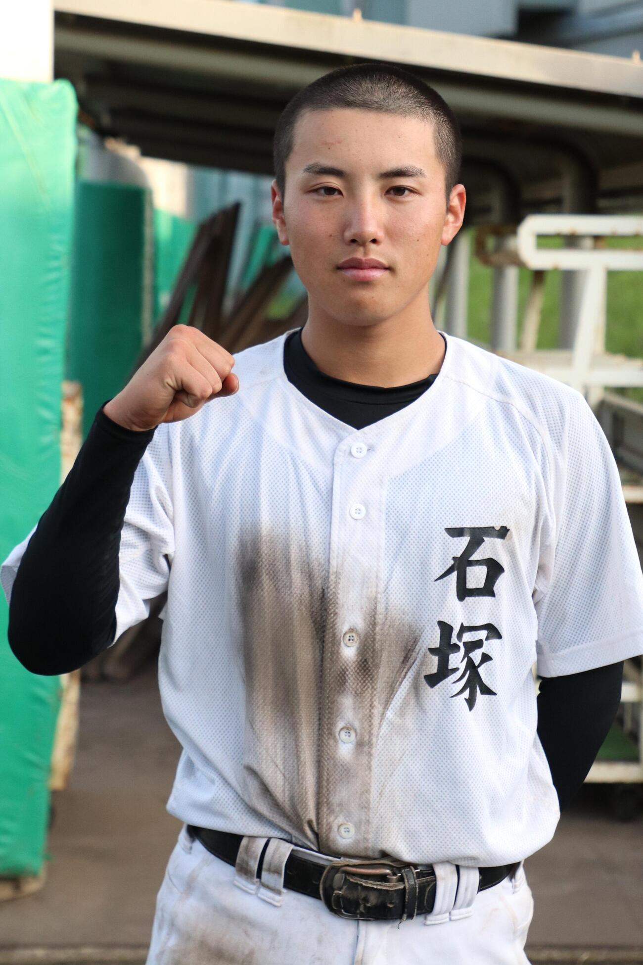 ガッツポーズをする八千代松陰・石塚太惺（撮影・服部航大）