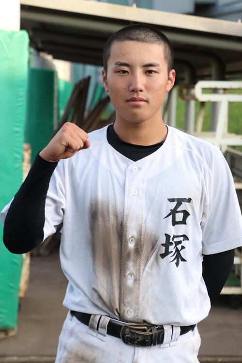 ガッツポーズをする八千代松陰・石塚太惺（撮影・服部航大）