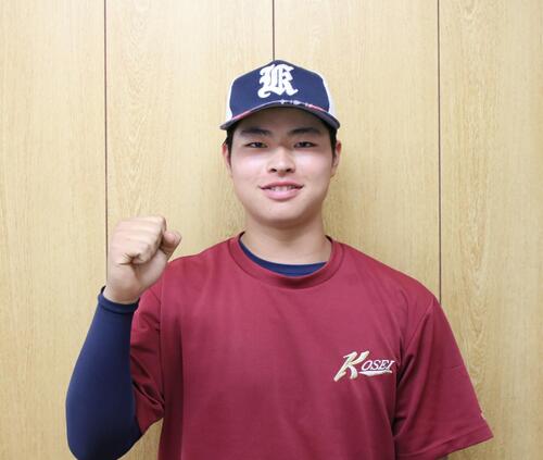 笑顔でガッツポーズする佼成学園・中村慈胤（撮影・田島優大）