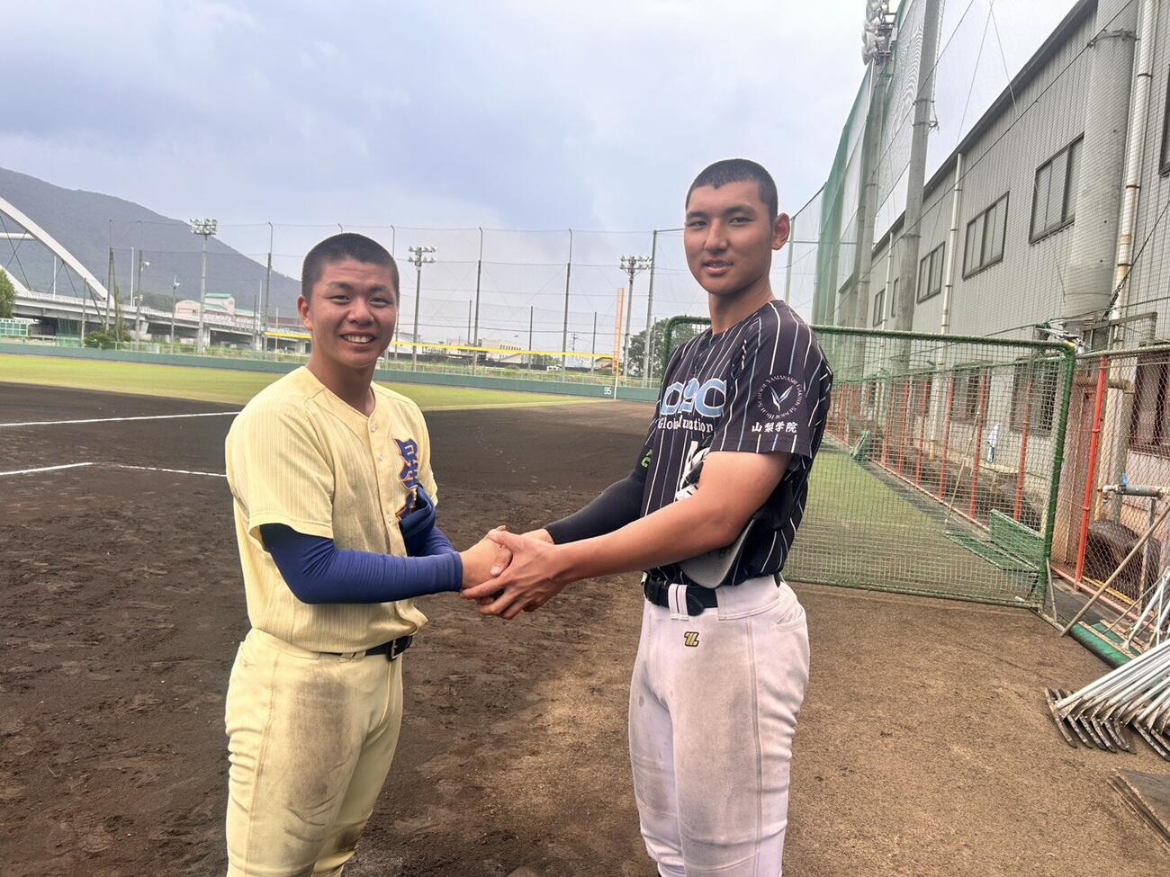 ガッチリと握手を交わす星稜・服部（左）と山梨学院・菰田（撮影・平山連）