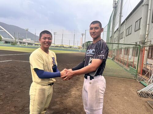 ガッチリと握手を交わす星稜・服部（左）と山梨学院・菰田（撮影・平山連）