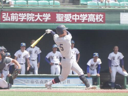 仙台育英対聖光学院　9回、一時勝ち越し打を放つ仙台育英・丹羽裕聖（2026年6月撮影）
