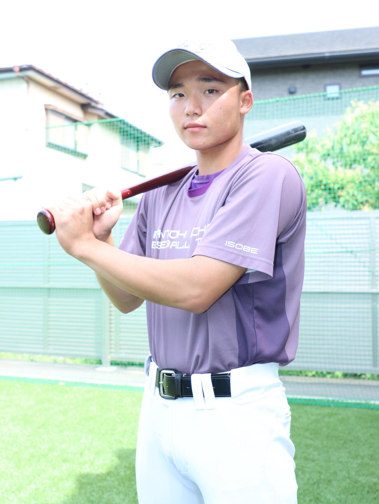 バットを肩に担ぐ関東第一・大村魁星（撮影・栗林真菜）