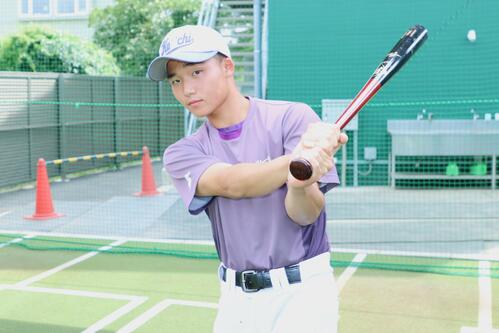 バットを振る関東第一・大村魁星（撮影・栗林真菜）