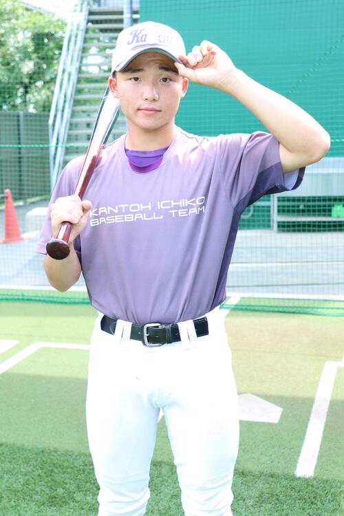 バットを担ぎ帽子のつばを触る関東第一・大村魁星（撮影・栗林真菜）