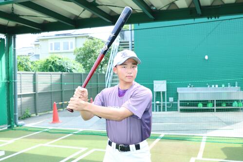 打席の構えを見せる関東第一・大村魁星（撮影・栗林真菜）