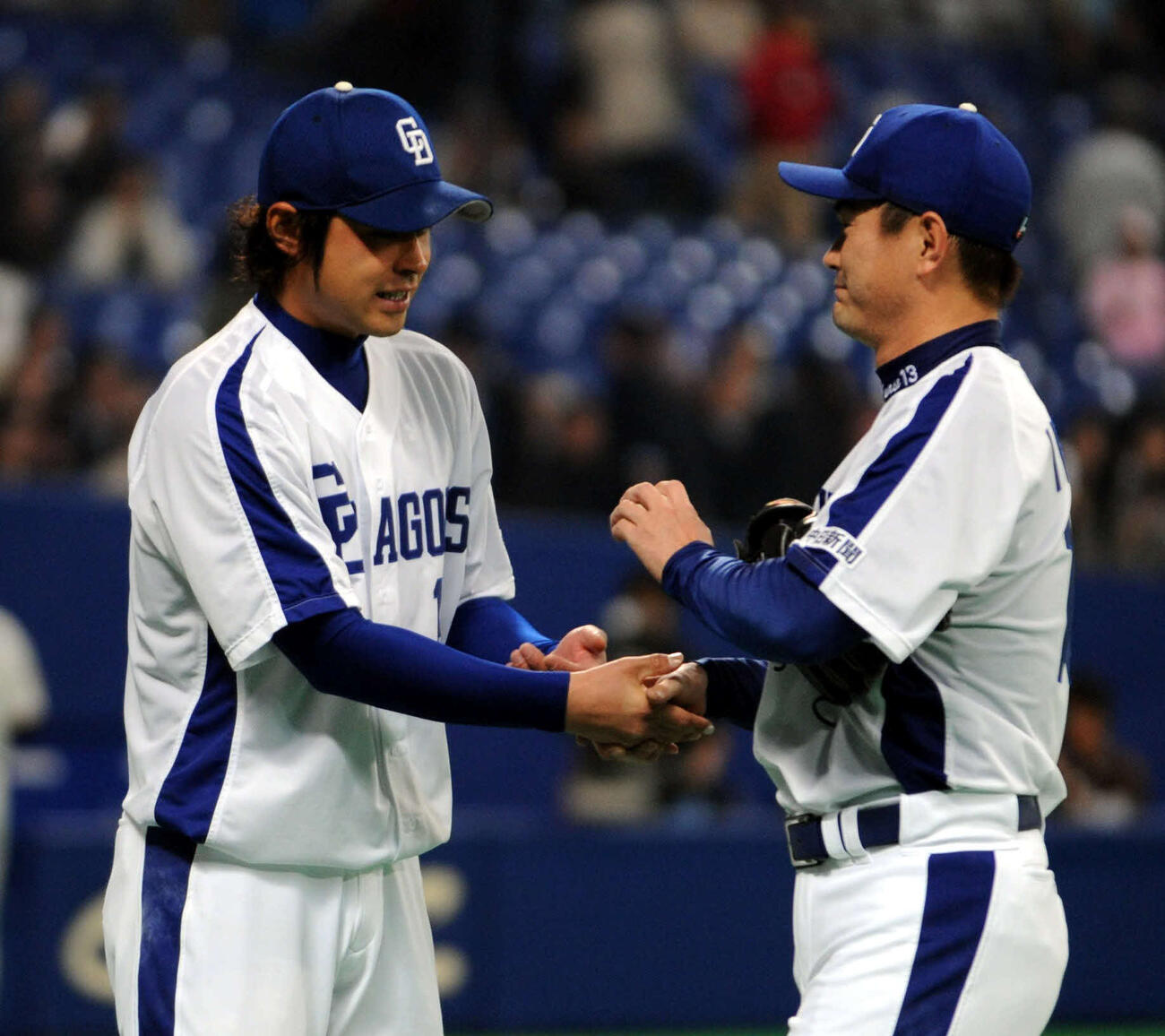 中日岩瀬仁紀（右）からウイニングボールを受け取る朝倉健太（2010年4月撮影）