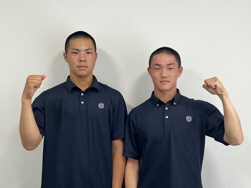 夏聖地を目指しガッツポーズする東邦・朝倉陸（左）と岩瀬晃大（撮影・佐藤妙月）