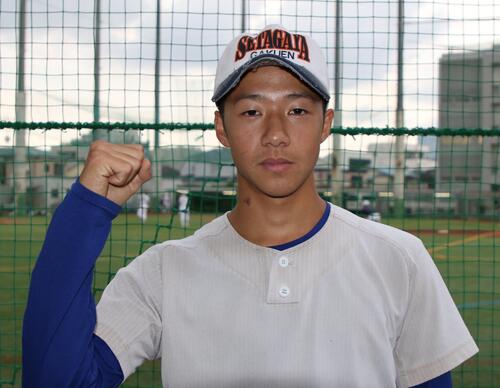 ガッツポーズする世田谷学園・川相俊輔（撮影・田島優大）