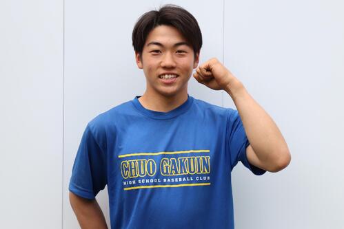 ガッツポーズする中央学院・谷晃明（撮影・服部航大）