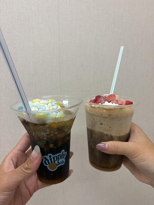 「遥人のしゅわしゅわ!ベリーコーラフロート」(右)。左はノーマルのコーラフロート(撮影・磯綾乃)