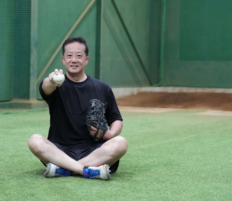 還暦後から投球練習のトレーニングをはじめた小澤秀寿さん（撮影・小沢裕）